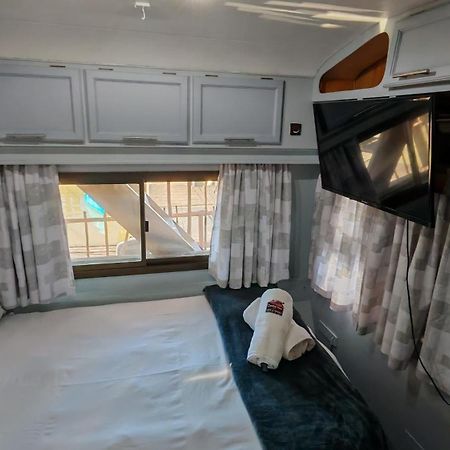 Maggie May House Boat - Colchester - 5Km From Elephant Park Екстериор снимка