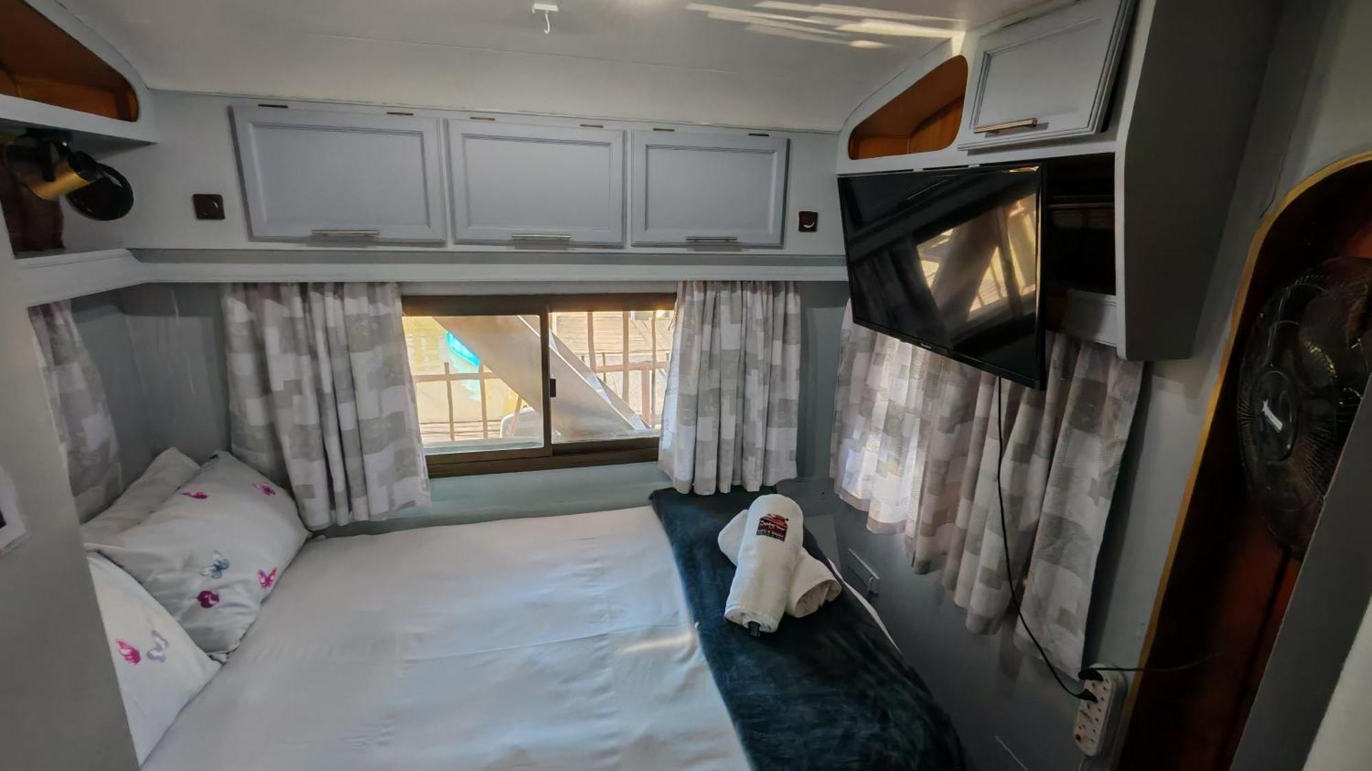 Maggie May House Boat - Colchester - 5Km From Elephant Park Екстериор снимка