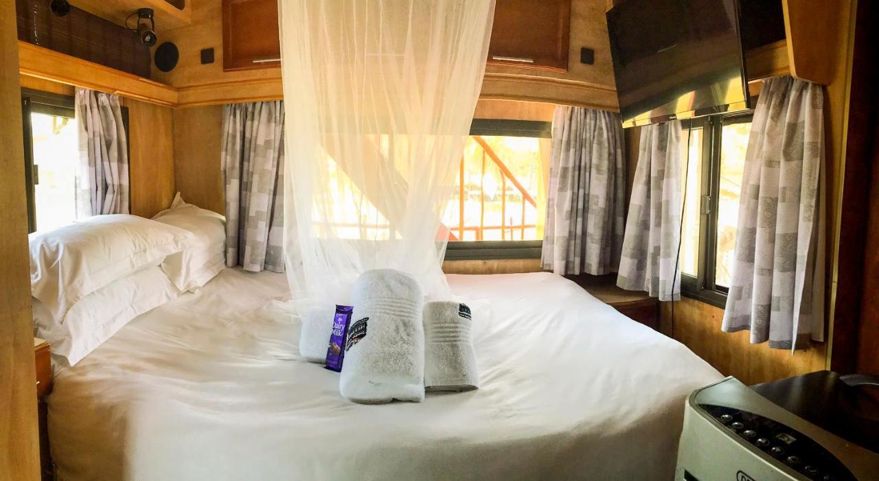 Maggie May House Boat - Colchester - 5Km From Elephant Park Екстериор снимка